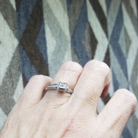 Kays 10k white gold ring with 1/4CTW diamonds - Picture 2 of 8